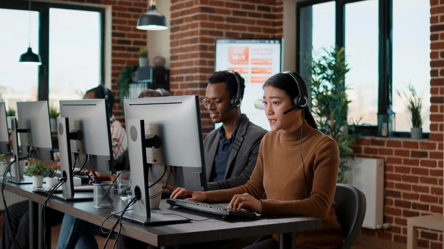 Servizio Help Desk - Operatori al lavoro nel supporto assistenza clienti