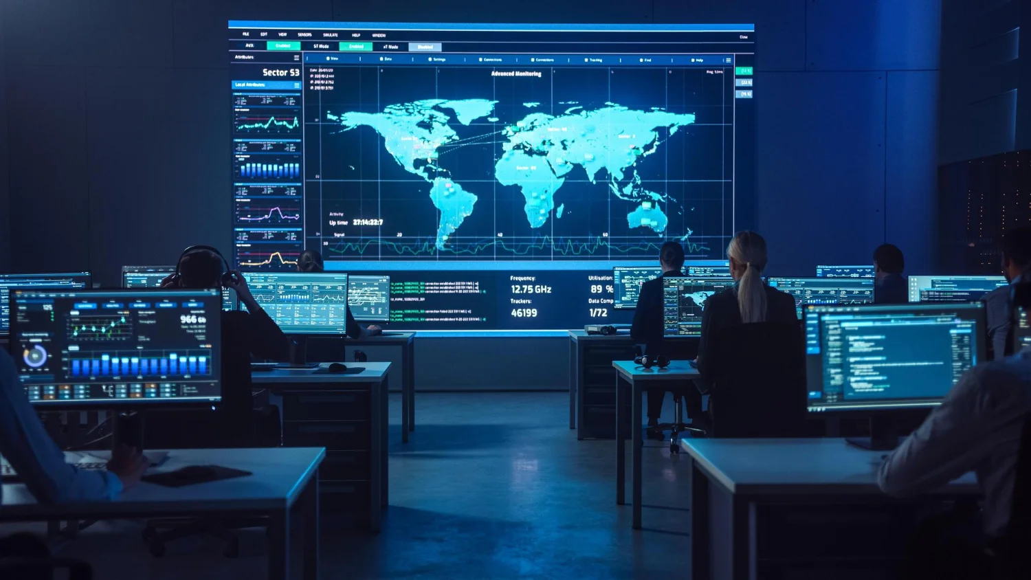 Security Operation Center - Sala di controllo con analisti che monitorano le minacce informatiche in tempo reale