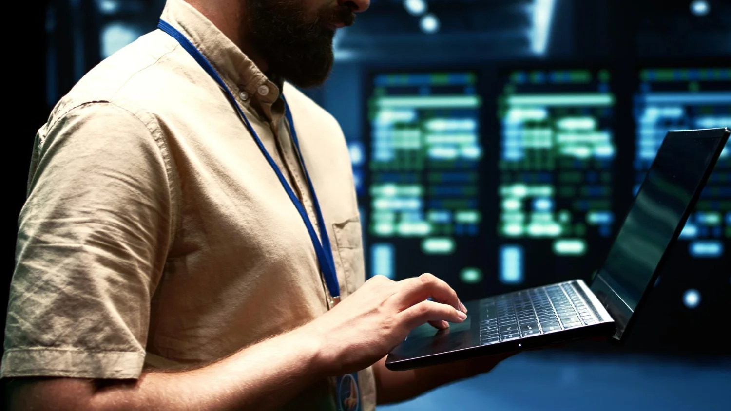 Analista che monitora server e data center durante una valutazione delle vulnerabilità sugli host